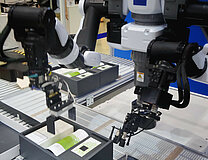 Roboter bei automatisierter Verpackungsarbeit