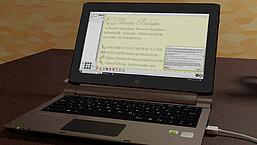Laptop auf dessen Display LaserGRBL geöffnet ist und als Zeichnung Kontaktdaten von Thomas Paulußen geladen wurden