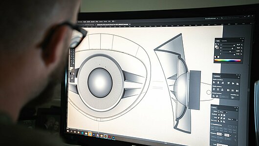 Technischer Zeicher vorm Computer Monitor bei der Arbeit