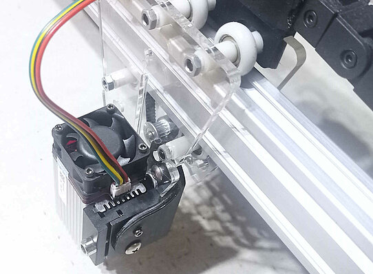 Am Schlitten montierter Laser mit höhenverstellbaren Adapter und Montagewinkel