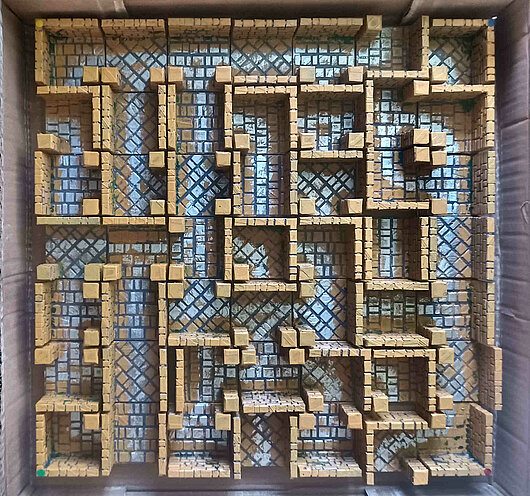 Das Labyrinth mit allen Mauerteilen im Lehmton bemalt und mit 4 Farbtupfern auf den äußeren Ecken für die Startpunkte