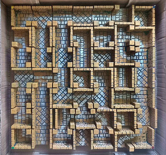 The labyrinth with all wall parts painted in clay tone and with 4 spots of color on the outer corners for the starting points